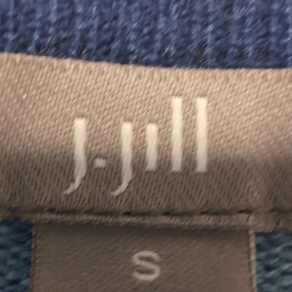 Chic Light Blue V-Neck Sweater with Navy Trim - Picture 3 of 4